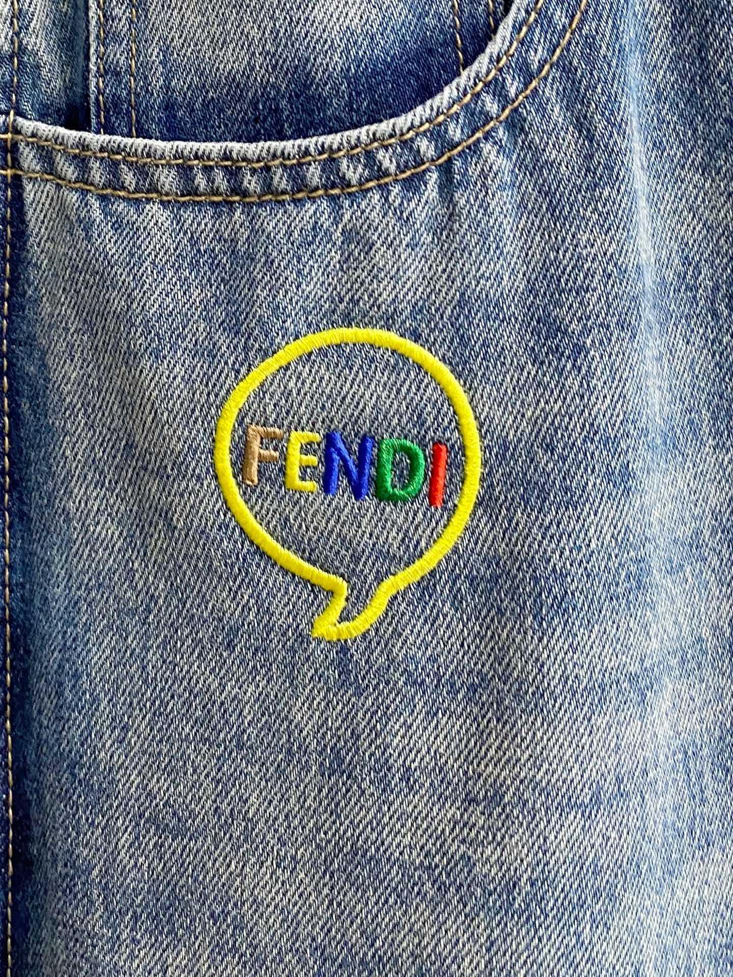 💰 FENDI 芬迪男士時尚潮流大褲腳牛仔褲，官方宣傳冊海報穿搭！