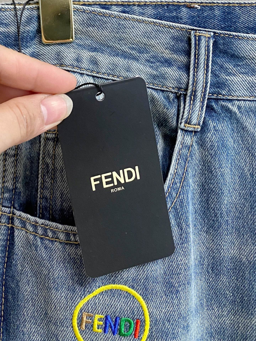 💰 FENDI 芬迪男士時尚潮流大褲腳牛仔褲，官方宣傳冊海報穿搭！