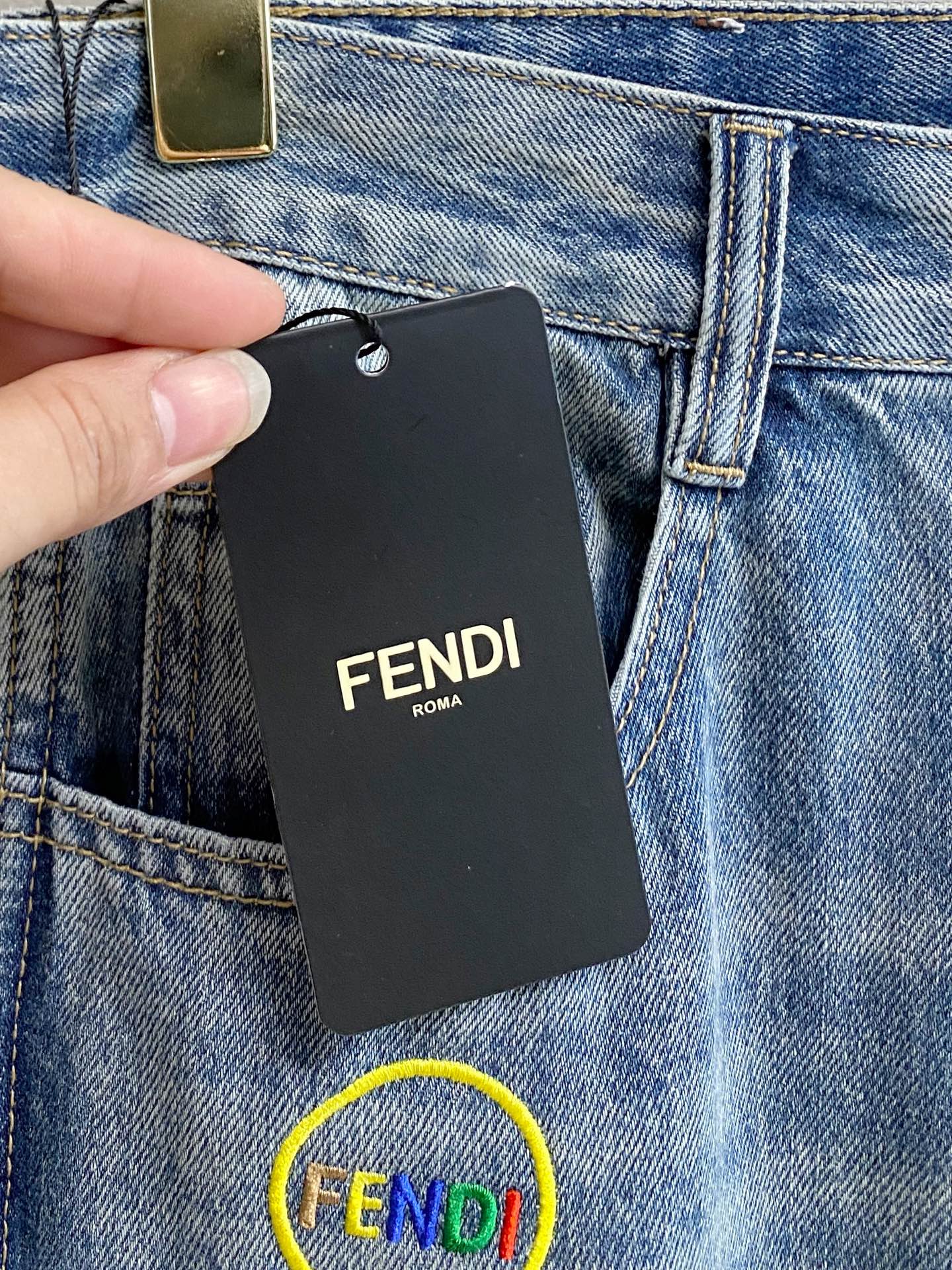 💰 FENDI 芬迪男士時尚潮流大褲腳牛仔褲，官方宣傳冊海報穿搭！