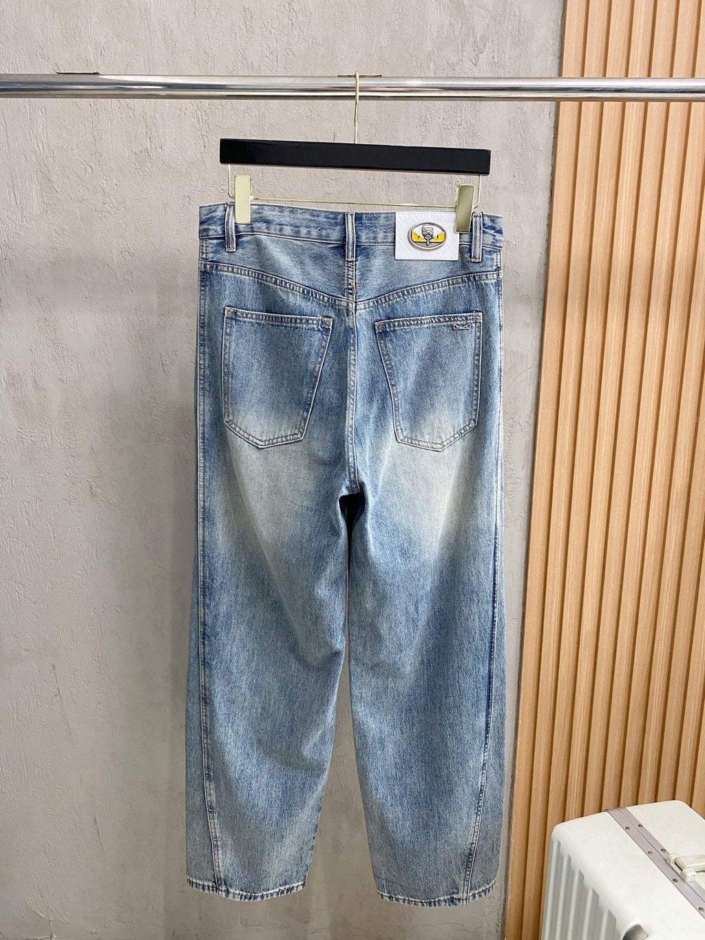 💰 FENDI 芬迪男士時尚潮流大褲腳牛仔褲，官方宣傳冊海報穿搭！