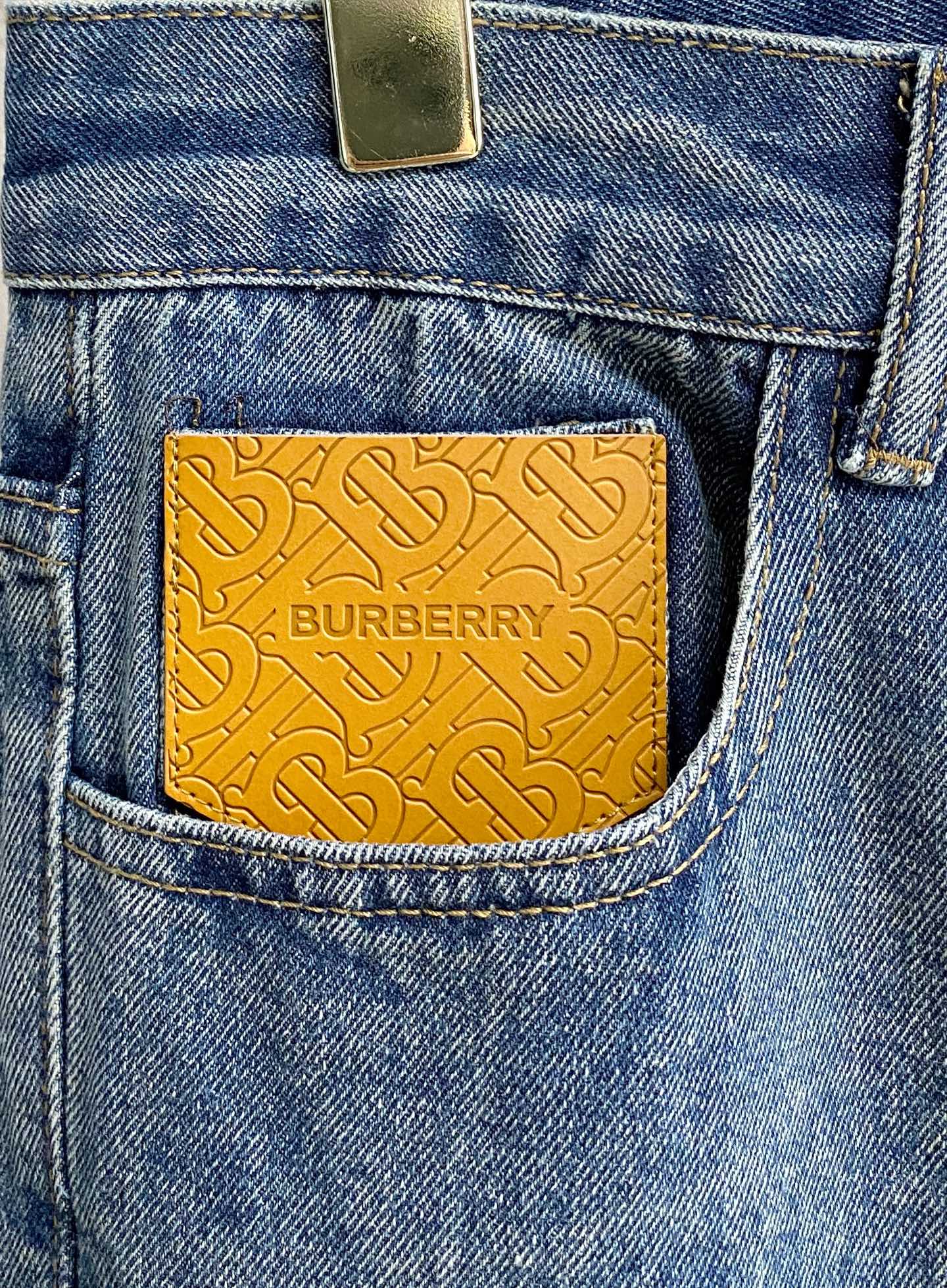 Burberry 巴寶莉男士時尚潮流大褲腳牛仔褲，官方宣傳冊海報穿搭款！