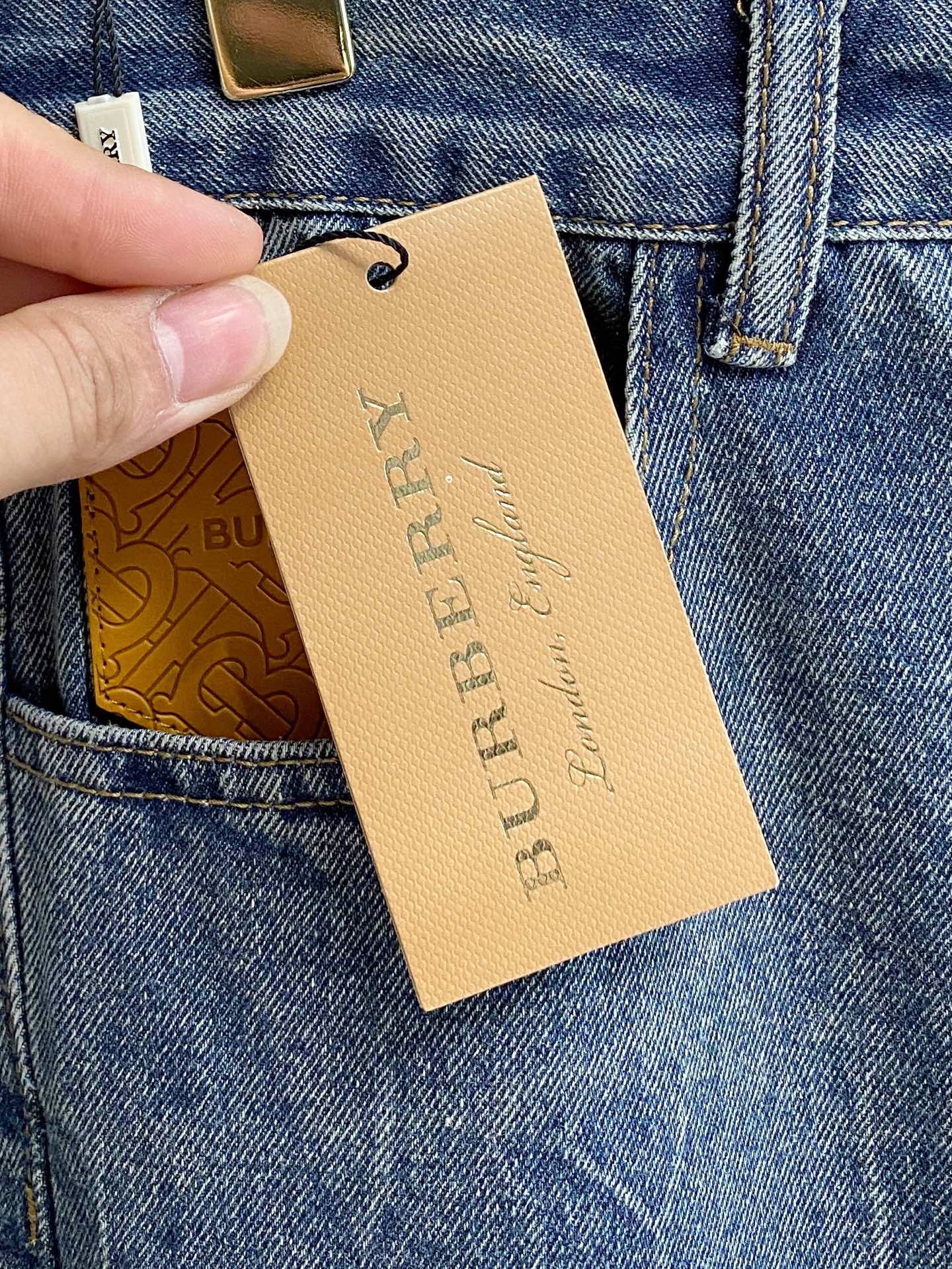 Burberry 巴寶莉男士時尚潮流大褲腳牛仔褲，官方宣傳冊海報穿搭款！