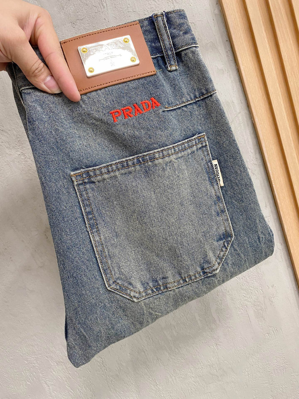 💰 PRADA 普拉達男士時尚潮流大褲腳牛仔褲，官方宣傳冊海報穿搭！