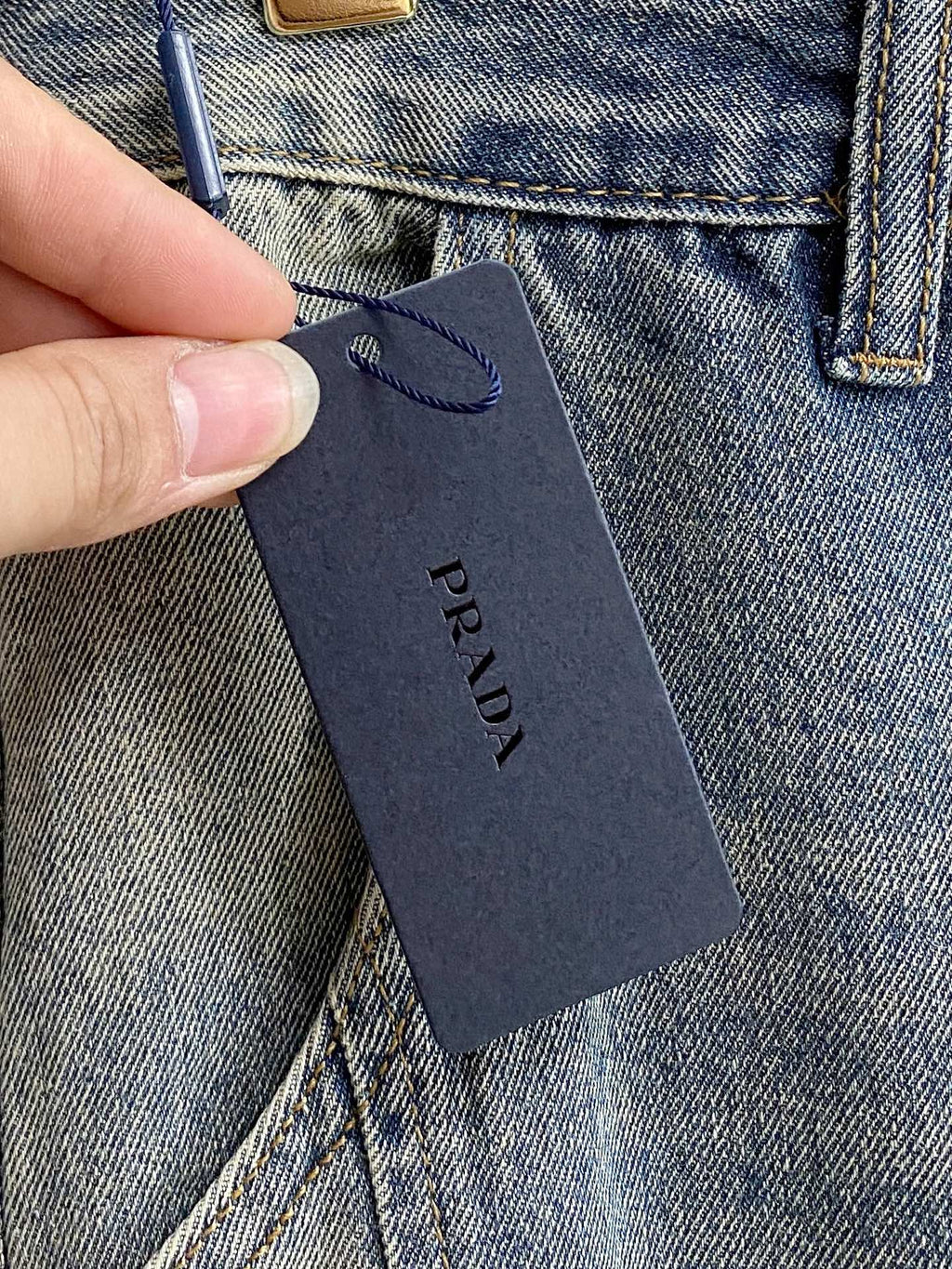 💰 PRADA 普拉達男士時尚潮流大褲腳牛仔褲，官方宣傳冊海報穿搭！