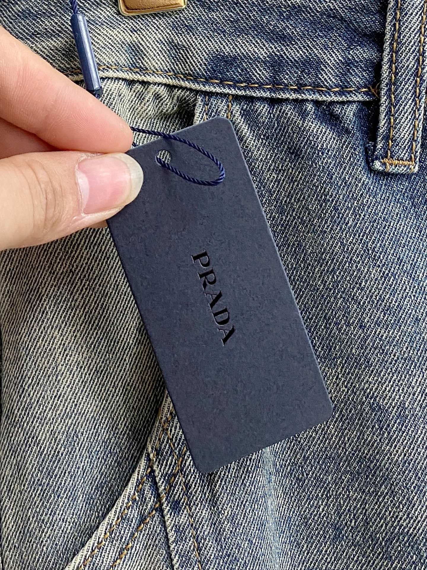 💰 PRADA 普拉達男士時尚潮流大褲腳牛仔褲，官方宣傳冊海報穿搭！