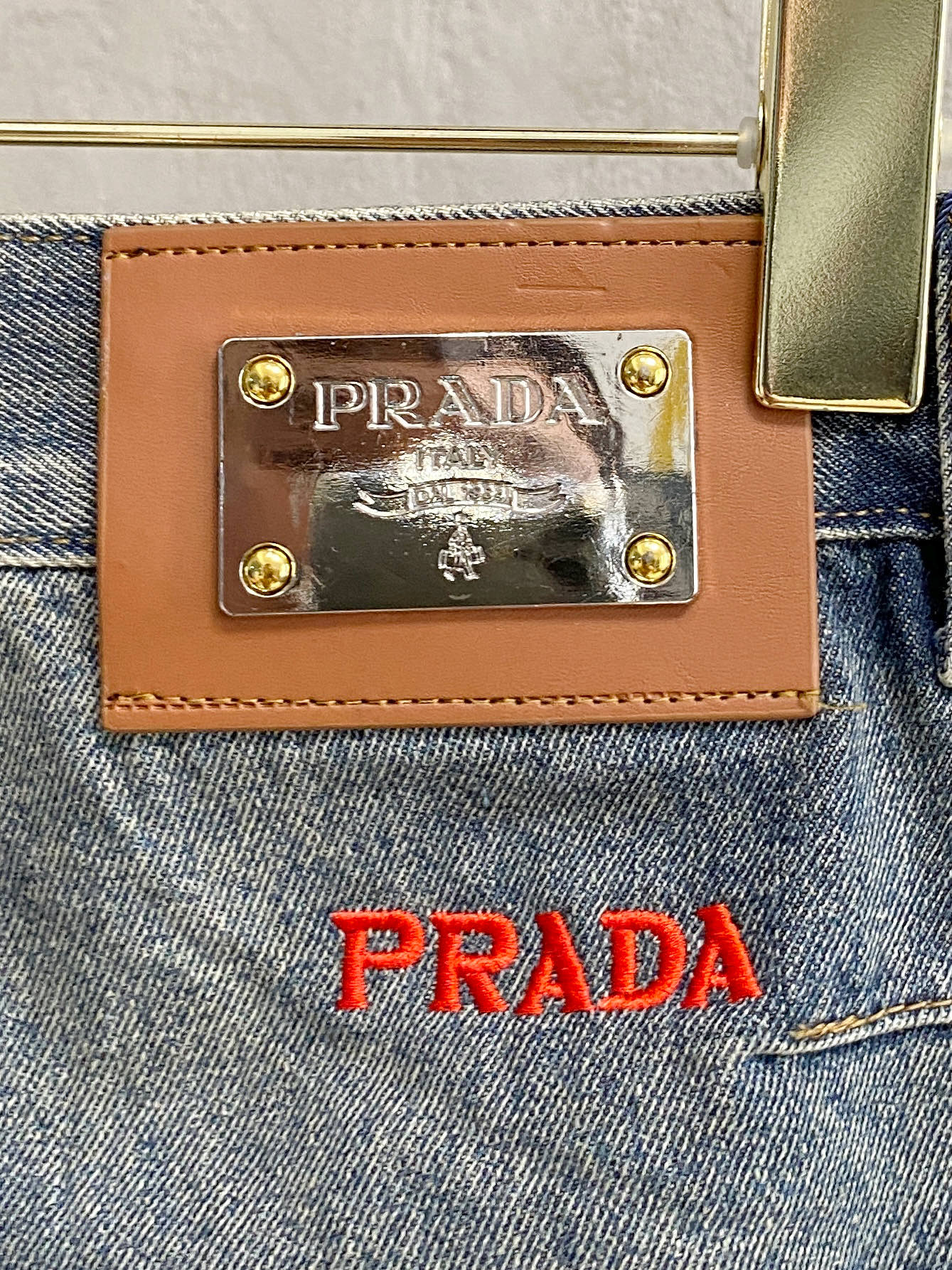 💰 PRADA 普拉達男士時尚潮流大褲腳牛仔褲，官方宣傳冊海報穿搭！