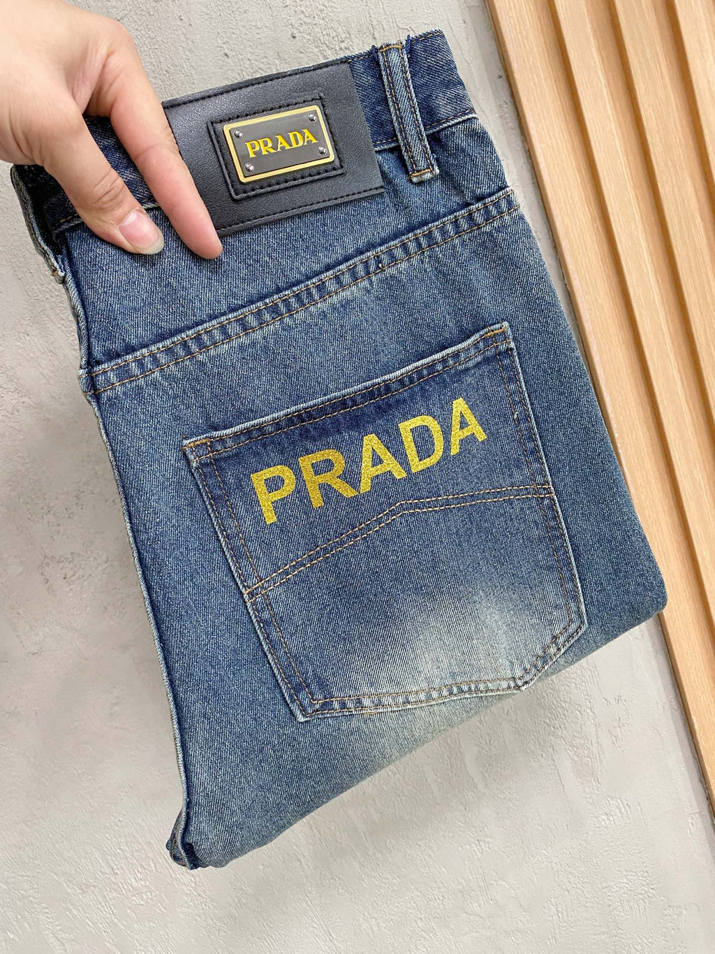 PRADA 普拉達男士時尚潮流大褲腳牛仔褲，官方宣傳冊海報穿搭款！