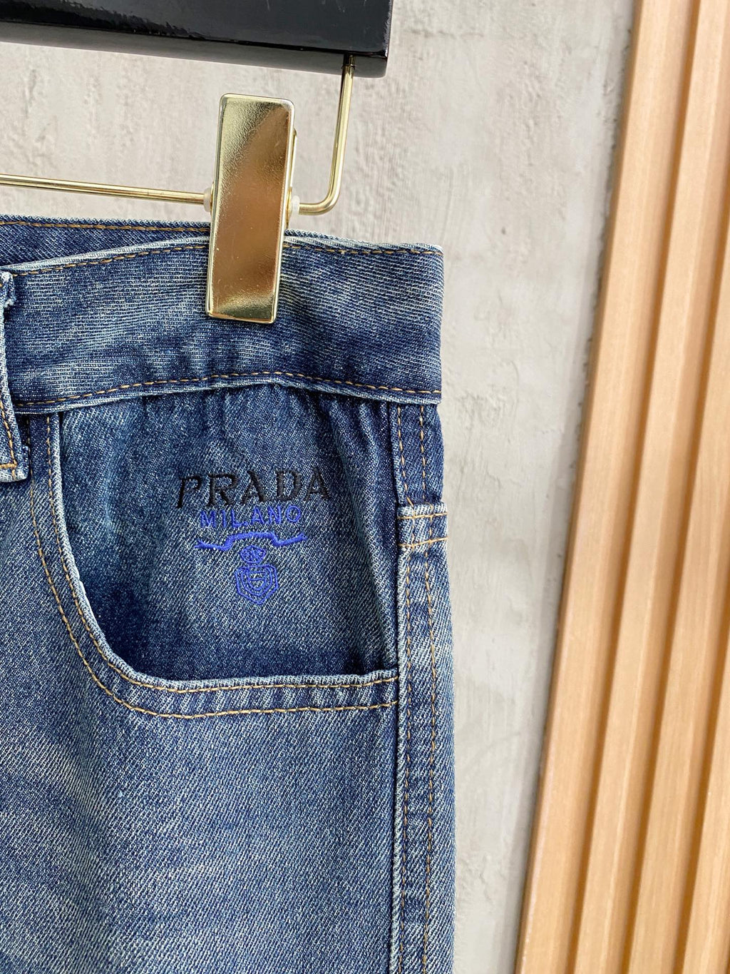 PRADA 普拉達男士時尚潮流大褲腳牛仔褲，官方宣傳冊海報穿搭款！