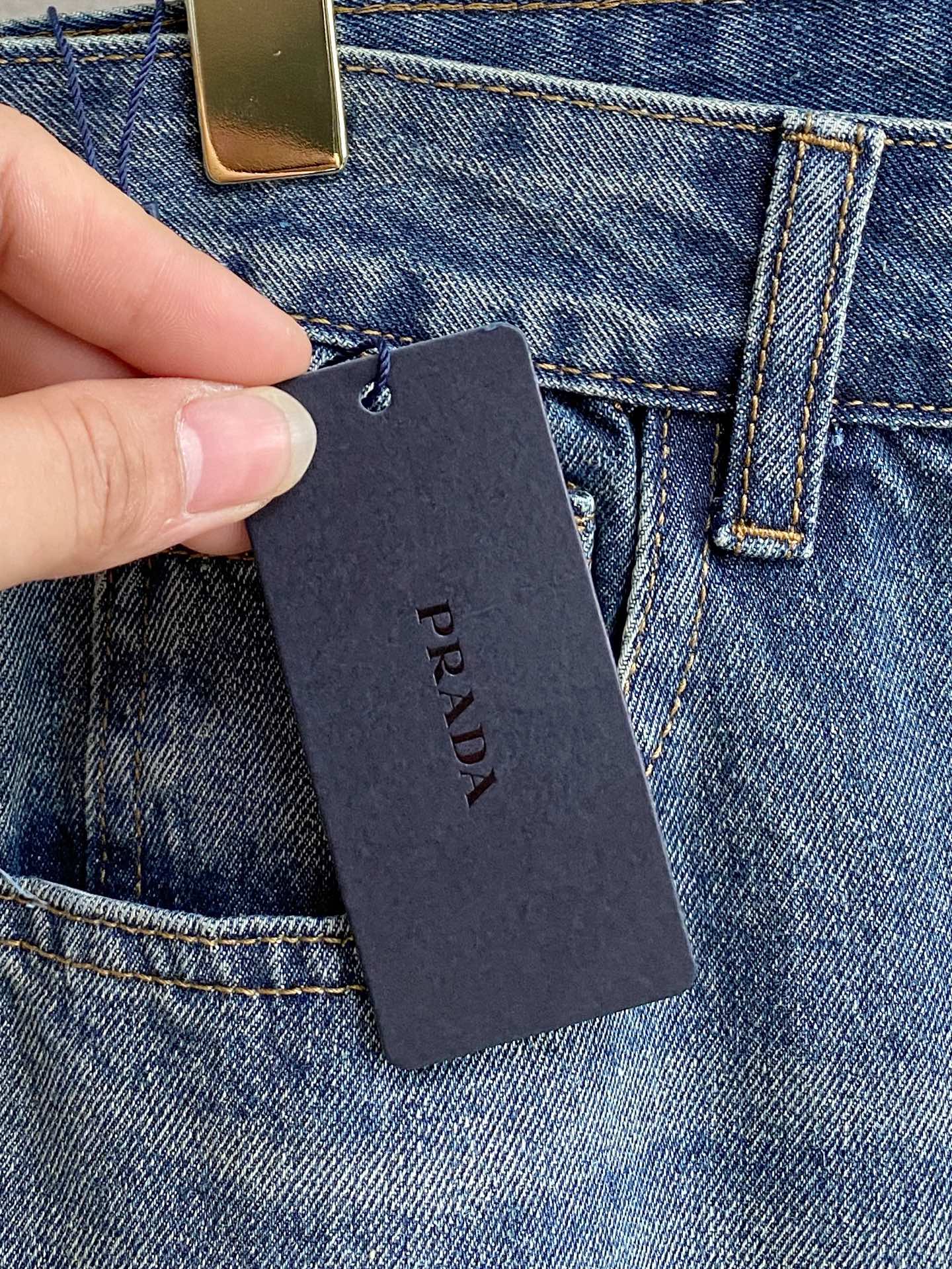 PRADA 普拉達男士時尚潮流大褲腳牛仔褲，官方宣傳冊海報穿搭款！