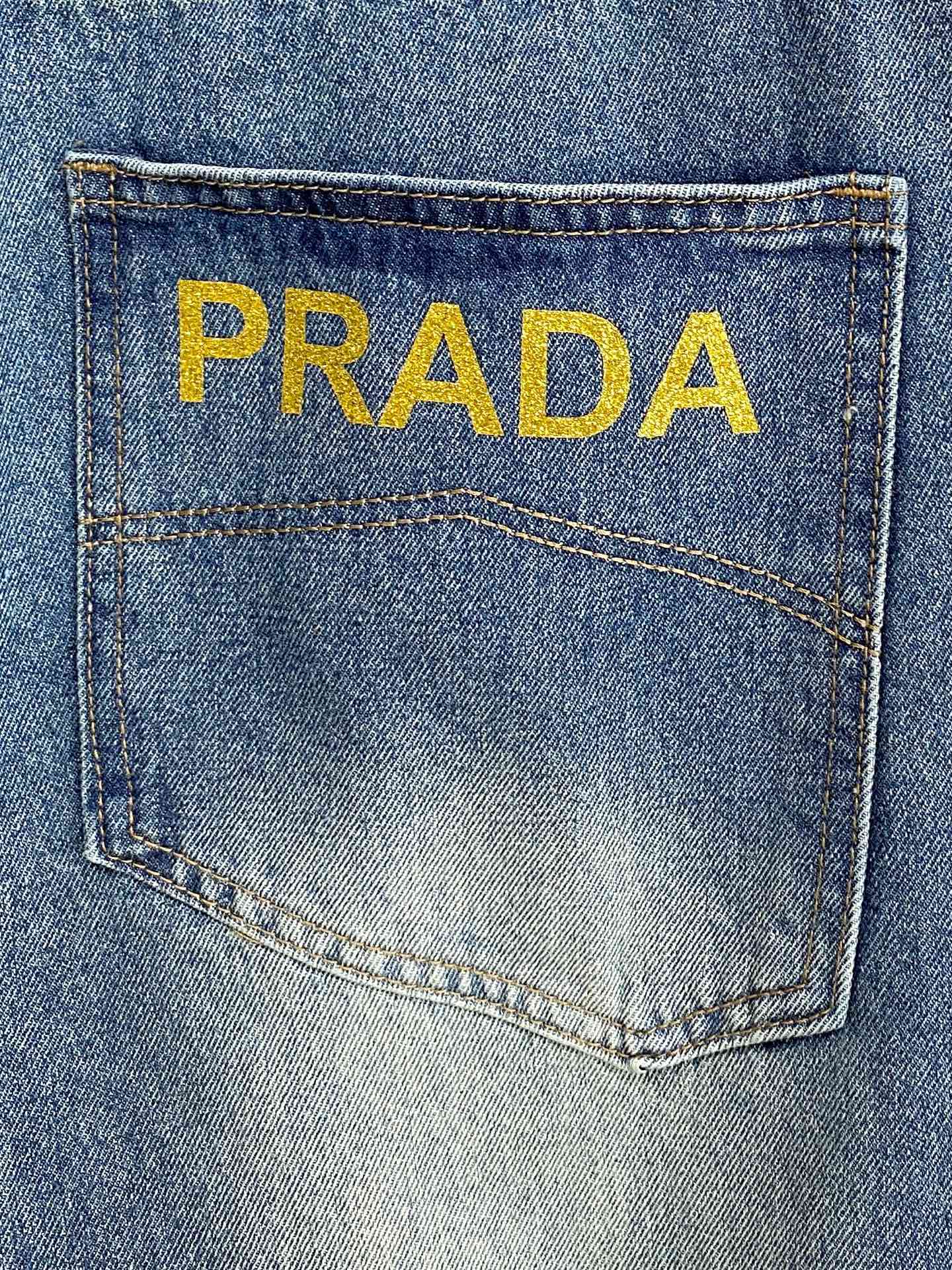 PRADA 普拉達男士時尚潮流大褲腳牛仔褲，官方宣傳冊海報穿搭款！