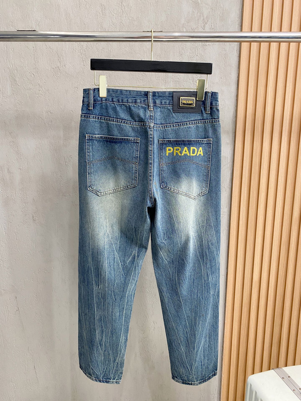 PRADA 普拉達男士時尚潮流大褲腳牛仔褲，官方宣傳冊海報穿搭款！