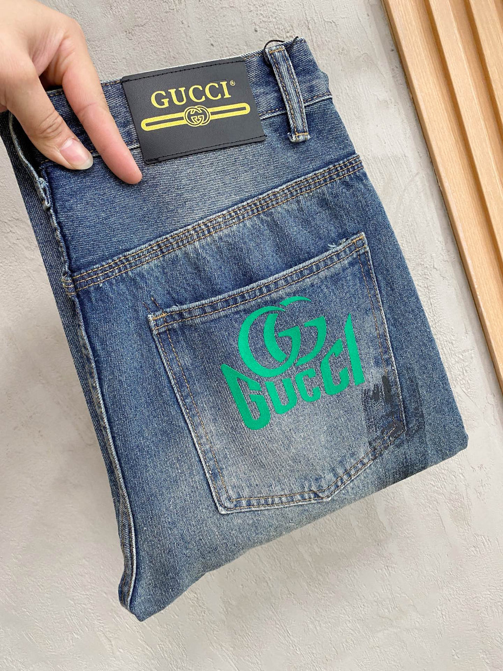GUCCI 古奇男士時尚潮流大褲腳牛仔褲，官方宣傳冊海報穿搭！