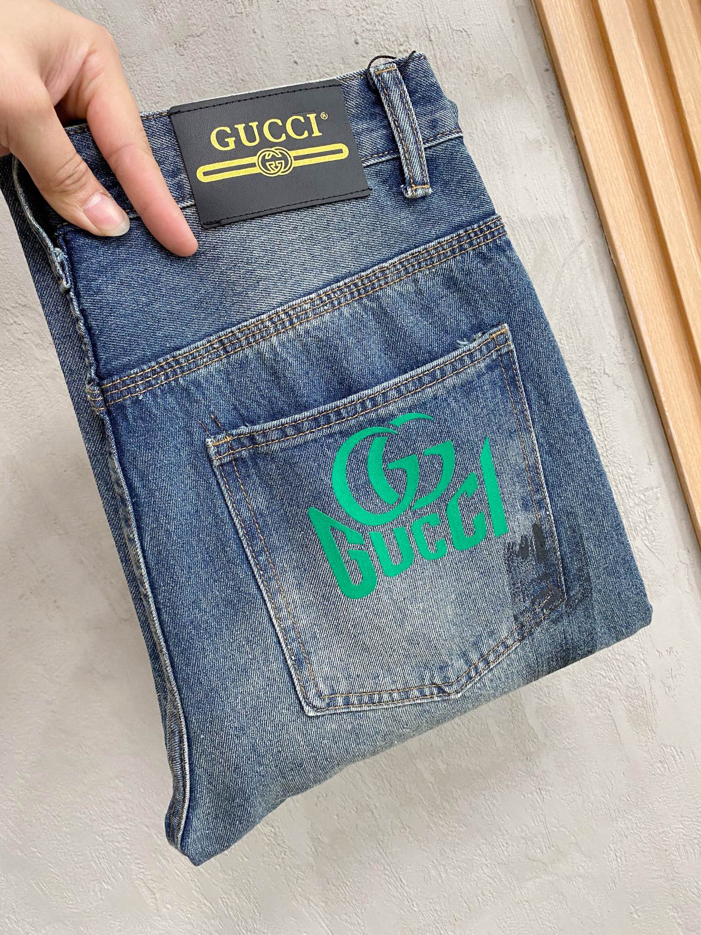 GUCCI 古奇男士時尚潮流大褲腳牛仔褲，官方宣傳冊海報穿搭！