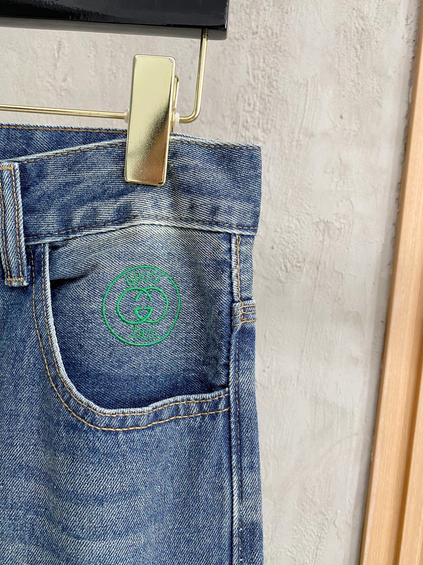 GUCCI 古奇男士時尚潮流大褲腳牛仔褲，官方宣傳冊海報穿搭！