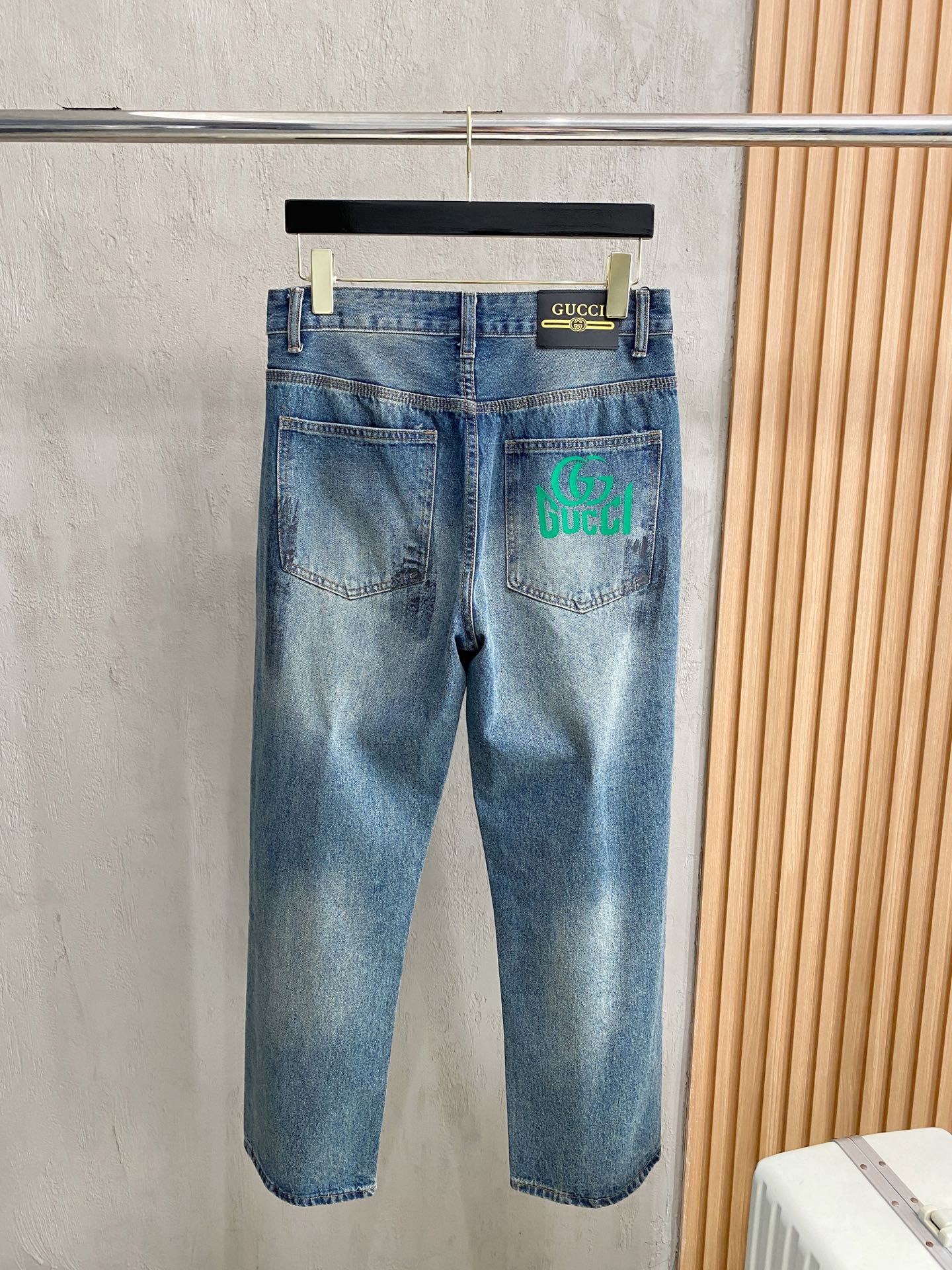 GUCCI 古奇男士時尚潮流大褲腳牛仔褲，官方宣傳冊海報穿搭！