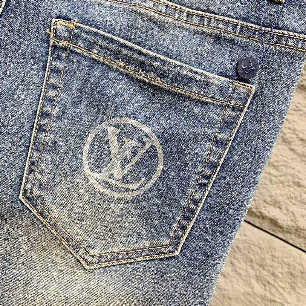 LV 男款丹寧牛仔褲，官宣畫冊海報穿搭款！