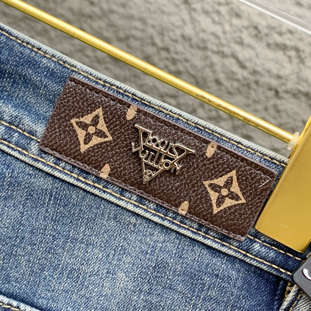 LV 男款丹寧牛仔褲，官宣畫冊海報穿搭款！