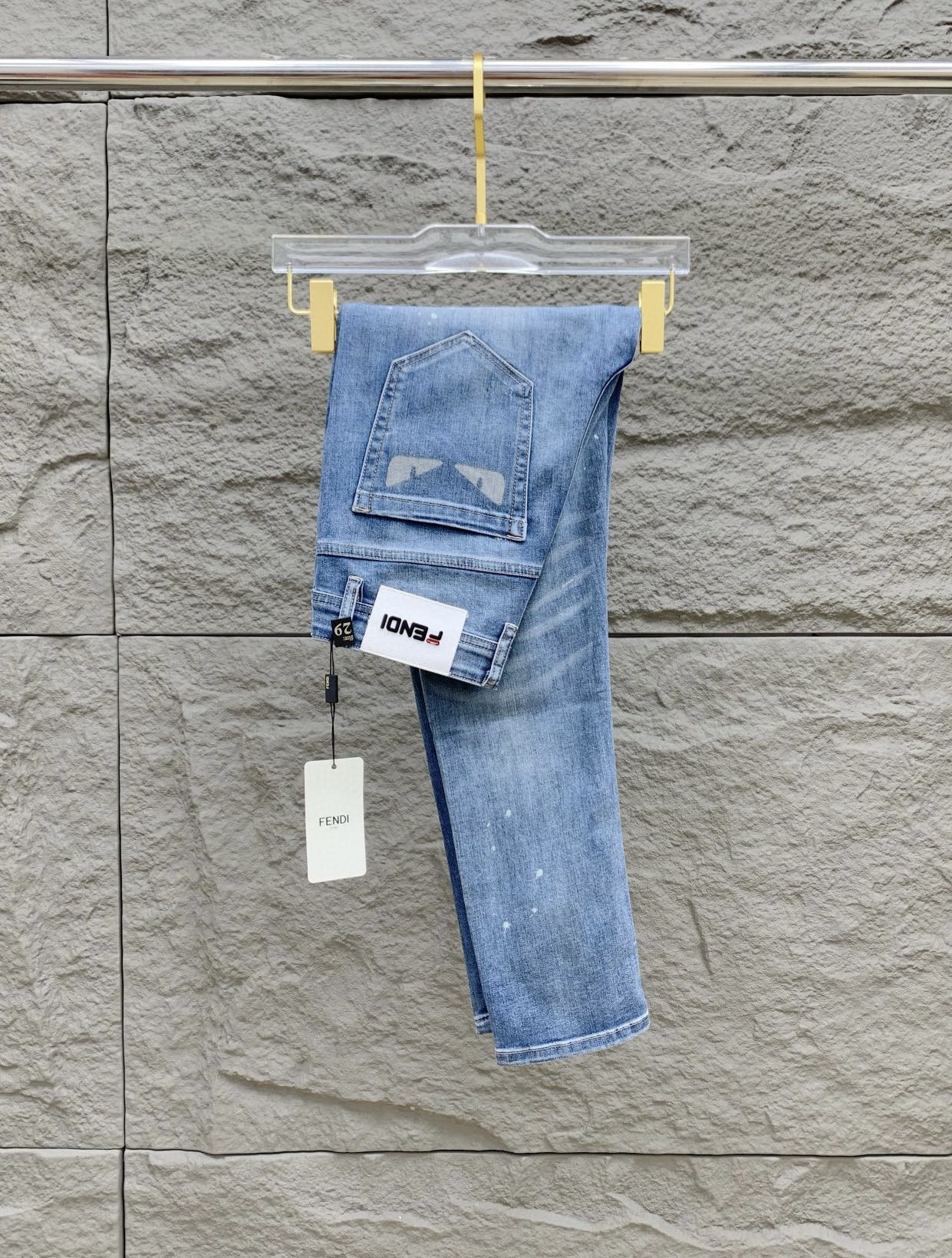 FENDI 芬迪男丹寧牛仔褲，官方宣傳冊海報穿搭！