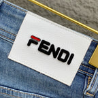 FENDI 芬迪男丹寧牛仔褲，官方宣傳冊海報穿搭！