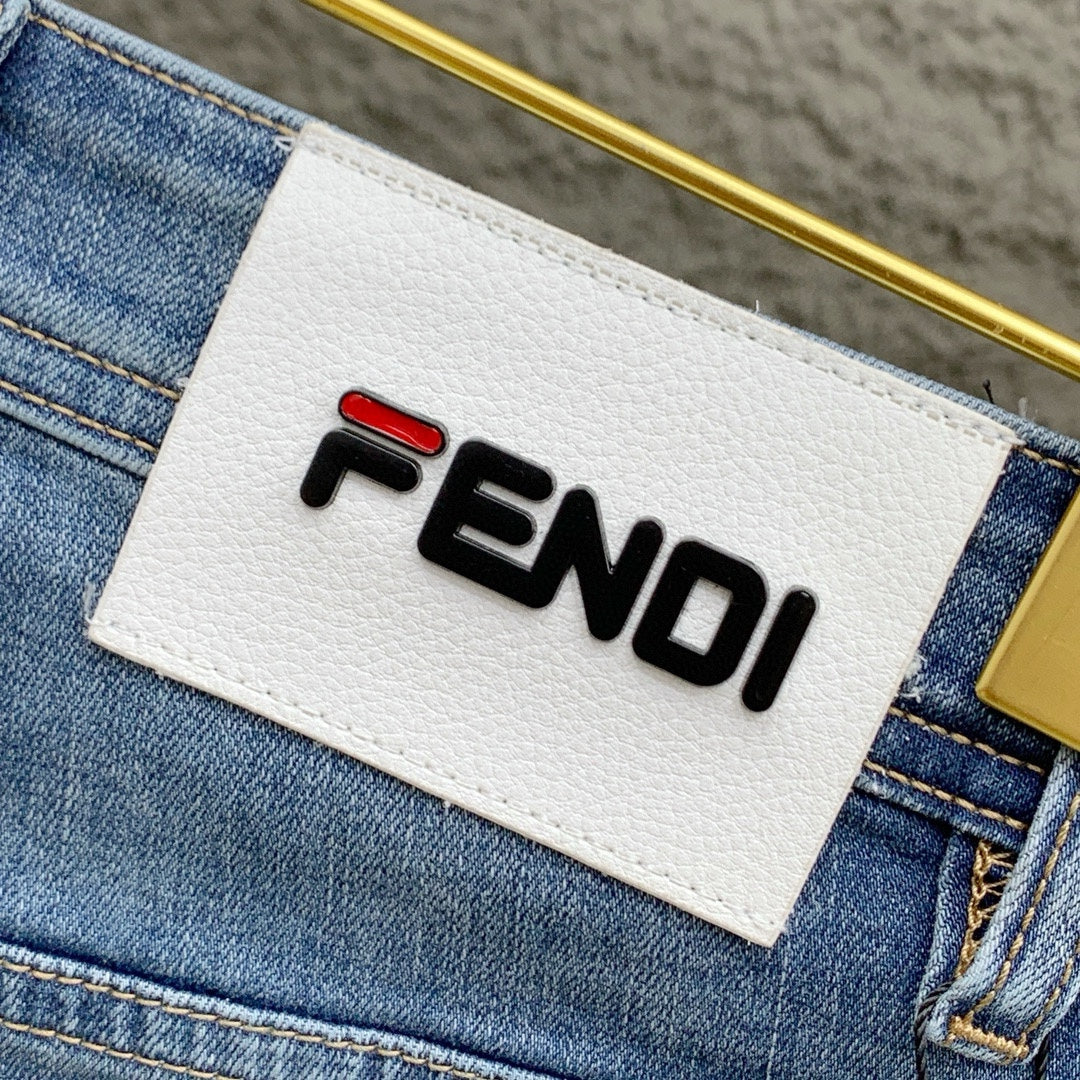 FENDI 芬迪男丹寧牛仔褲，官方宣傳冊海報穿搭！