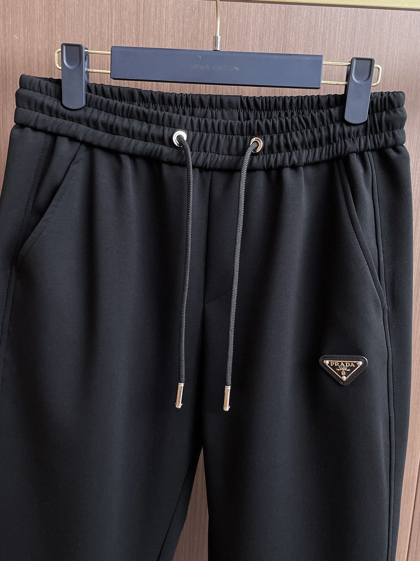 普拉達2026春秋新款休閒褲！官網同步發售。品牌經典LOGO休閒褲，訂製布料，舒適度極佳，手觸感： 烈。辦識度極高，完美品相工藝。尺寸：M-3XL