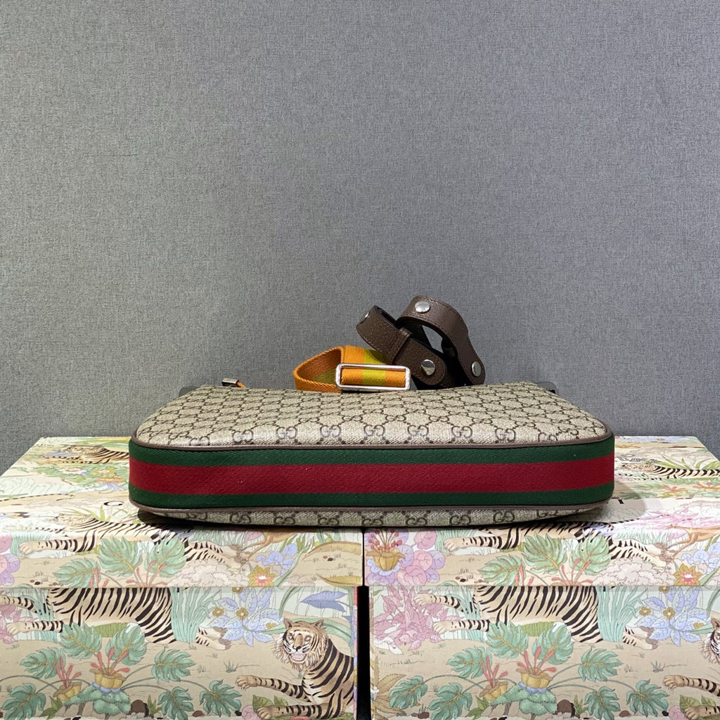 ▪大貨實拍𝗚𝘂𝗰𝗰𝗶 𝗔𝘁𝘁𝗮𝗰𝗵𝗲新品系列型號：702823 尺寸：35*32*6cm#15976