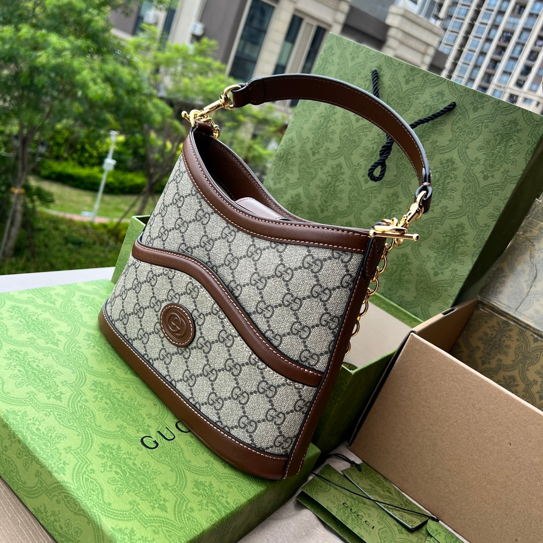 尺寸:24.5×20×8cm（06990898） Gucci海外通路資源特供單肩背包❗️自問世以來，互扣式雙G一直都是品牌的標誌性元素之一。標誌性品牌象徵與皮革細節相融匯，讓這款大肩背包成為矚目的焦點。高辨識度GG Supreme 帆布讓整款設計散發出強烈的品牌識別內涵。米色和烏木色GG Supreme 帆布，以棕色皮革滾邊，棉麻襯裡磁扣開合！短手柄可手提，鏈條可腋下背，可拆卸