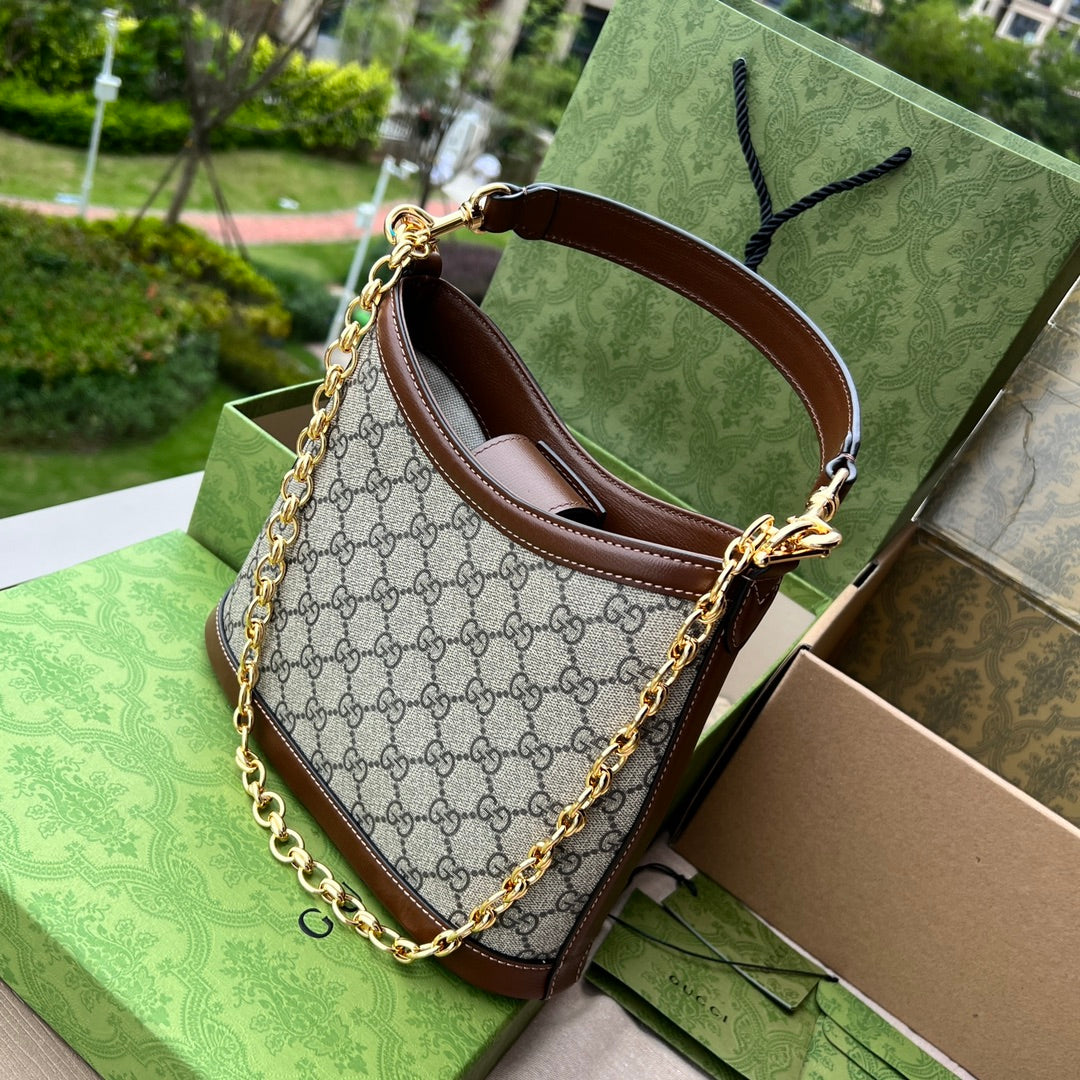 尺寸:24.5×20×8cm（06990898） Gucci海外通路資源特供單肩背包❗️自問世以來，互扣式雙G一直都是品牌的標誌性元素之一。標誌性品牌象徵與皮革細節相融匯，讓這款大肩背包成為矚目的焦點。高辨識度GG Supreme 帆布讓整款設計散發出強烈的品牌識別內涵。米色和烏木色GG Supreme 帆布，以棕色皮革滾邊，棉麻襯裡磁扣開合！短手柄可手提，鏈條可腋下背，可拆卸