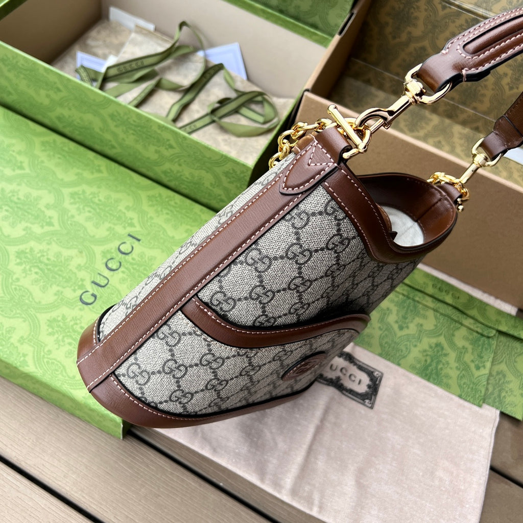 尺寸:24.5×20×8cm（06990898） Gucci海外通路資源特供單肩背包❗️自問世以來，互扣式雙G一直都是品牌的標誌性元素之一。標誌性品牌象徵與皮革細節相融匯，讓這款大肩背包成為矚目的焦點。高辨識度GG Supreme 帆布讓整款設計散發出強烈的品牌識別內涵。米色和烏木色GG Supreme 帆布，以棕色皮革滾邊，棉麻襯裡磁扣開合！短手柄可手提，鏈條可腋下背，可拆卸