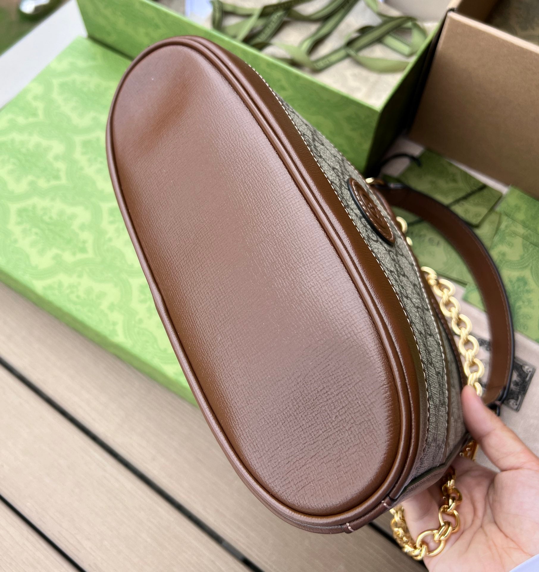 尺寸:24.5×20×8cm（06990898） Gucci海外通路資源特供單肩背包❗️自問世以來，互扣式雙G一直都是品牌的標誌性元素之一。標誌性品牌象徵與皮革細節相融匯，讓這款大肩背包成為矚目的焦點。高辨識度GG Supreme 帆布讓整款設計散發出強烈的品牌識別內涵。米色和烏木色GG Supreme 帆布，以棕色皮革滾邊，棉麻襯裡磁扣開合！短手柄可手提，鏈條可腋下背，可拆卸