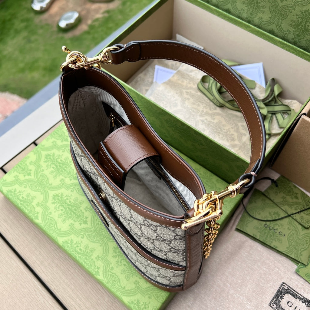 尺寸:24.5×20×8cm（06990898） Gucci海外通路資源特供單肩背包❗️自問世以來，互扣式雙G一直都是品牌的標誌性元素之一。標誌性品牌象徵與皮革細節相融匯，讓這款大肩背包成為矚目的焦點。高辨識度GG Supreme 帆布讓整款設計散發出強烈的品牌識別內涵。米色和烏木色GG Supreme 帆布，以棕色皮革滾邊，棉麻襯裡磁扣開合！短手柄可手提，鏈條可腋下背，可拆卸