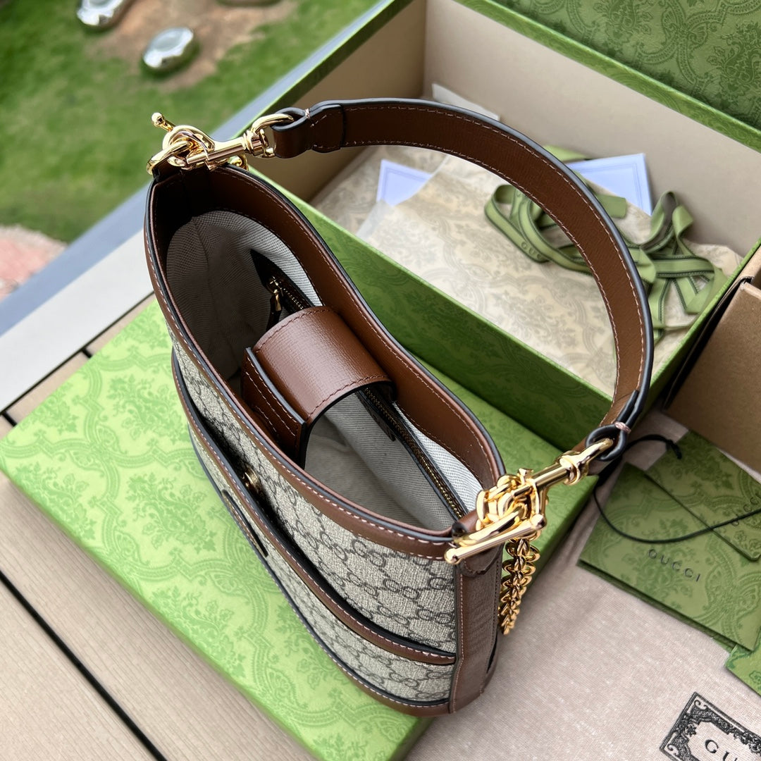 尺寸:24.5×20×8cm（06990898） Gucci海外通路資源特供單肩背包❗️自問世以來，互扣式雙G一直都是品牌的標誌性元素之一。標誌性品牌象徵與皮革細節相融匯，讓這款大肩背包成為矚目的焦點。高辨識度GG Supreme 帆布讓整款設計散發出強烈的品牌識別內涵。米色和烏木色GG Supreme 帆布，以棕色皮革滾邊，棉麻襯裡磁扣開合！短手柄可手提，鏈條可腋下背，可拆卸