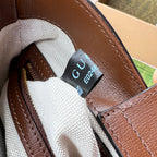 尺寸:24.5×20×8cm（06990898） Gucci海外通路資源特供單肩背包❗️自問世以來，互扣式雙G一直都是品牌的標誌性元素之一。標誌性品牌象徵與皮革細節相融匯，讓這款大肩背包成為矚目的焦點。高辨識度GG Supreme 帆布讓整款設計散發出強烈的品牌識別內涵。米色和烏木色GG Supreme 帆布，以棕色皮革滾邊，棉麻襯裡磁扣開合！短手柄可手提，鏈條可腋下背，可拆卸