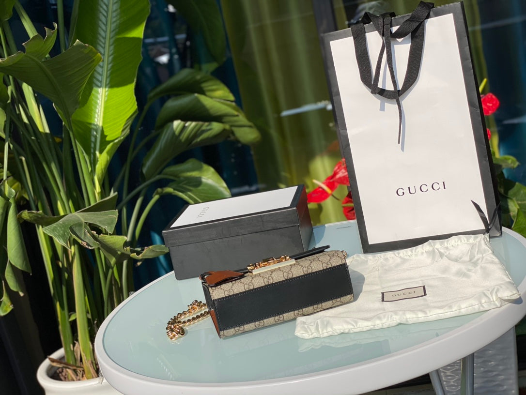 尺寸：20.5*13*7.5cm（55950898）Gucci國外通路貨！現貨❗️古馳Padlock系列小號單肩包！ 最早於2016早春推出Padlock系列富有少女氣息的鏈條包，演繹迷人的意大利風情，結構化的小號GG Supreme高級人造帆布肩背包，配以皮革翻蓋和鑰匙鎖封口。滑鏈帶有多種背法，可在肩背包和手提包之間自由轉換。採用熱壓印Gucci Signature皮革，觸感厚實，印花圖案清晰分明。包包小巧別緻，復古俏麗的外型搭配精緻的金屬搭扣，宛如時光寶盒般炫彩奪目！