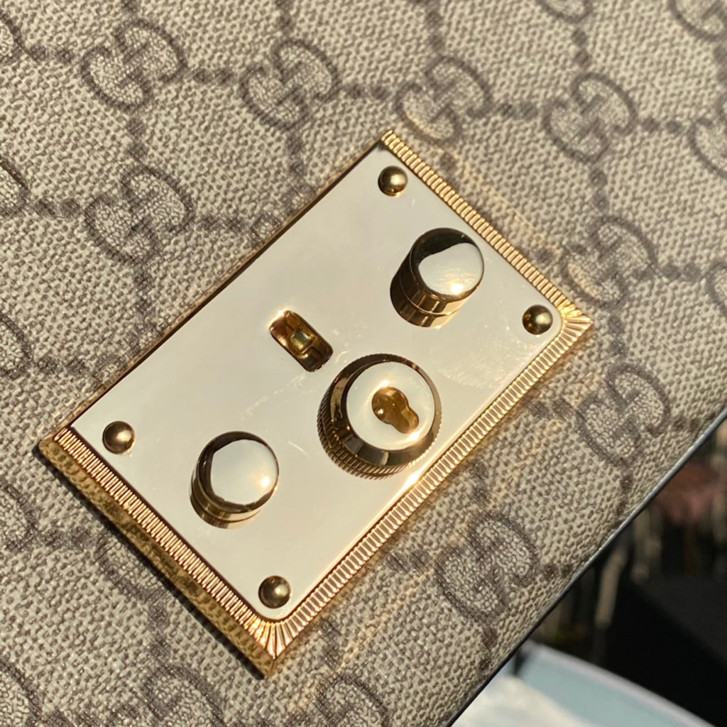 尺寸：20.5*13*7.5cm（55950898）Gucci國外通路貨！現貨❗️古馳Padlock系列小號單肩包！ 最早於2016早春推出Padlock系列富有少女氣息的鏈條包，演繹迷人的意大利風情，結構化的小號GG Supreme高級人造帆布肩背包，配以皮革翻蓋和鑰匙鎖封口。滑鏈帶有多種背法，可在肩背包和手提包之間自由轉換。採用熱壓印Gucci Signature皮革，觸感厚實，印花圖案清晰分明。包包小巧別緻，復古俏麗的外型搭配精緻的金屬搭扣，宛如時光寶盒般炫彩奪目！