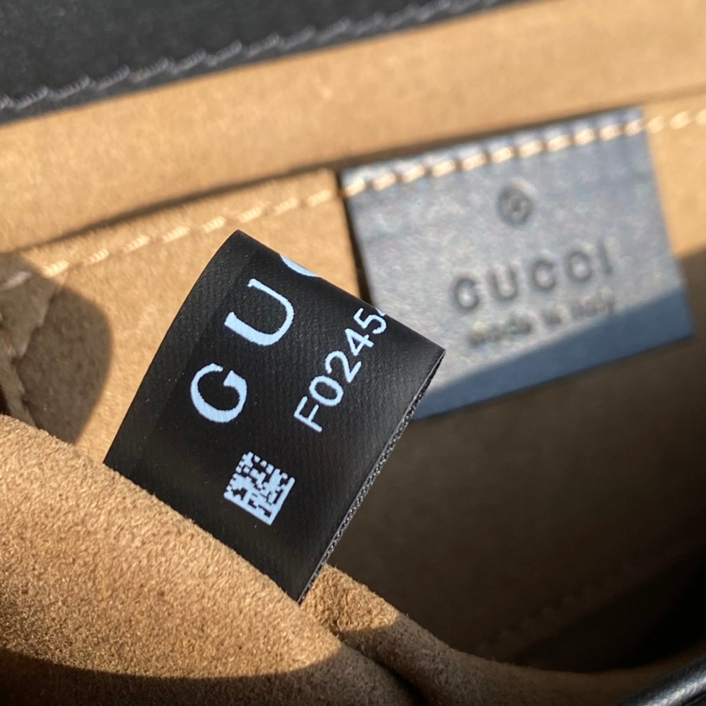 尺寸：20.5*13*7.5cm（55950898）Gucci國外通路貨！現貨❗️古馳Padlock系列小號單肩包！ 最早於2016早春推出Padlock系列富有少女氣息的鏈條包，演繹迷人的意大利風情，結構化的小號GG Supreme高級人造帆布肩背包，配以皮革翻蓋和鑰匙鎖封口。滑鏈帶有多種背法，可在肩背包和手提包之間自由轉換。採用熱壓印Gucci Signature皮革，觸感厚實，印花圖案清晰分明。包包小巧別緻，復古俏麗的外型搭配精緻的金屬搭扣，宛如時光寶盒般炫彩奪目！