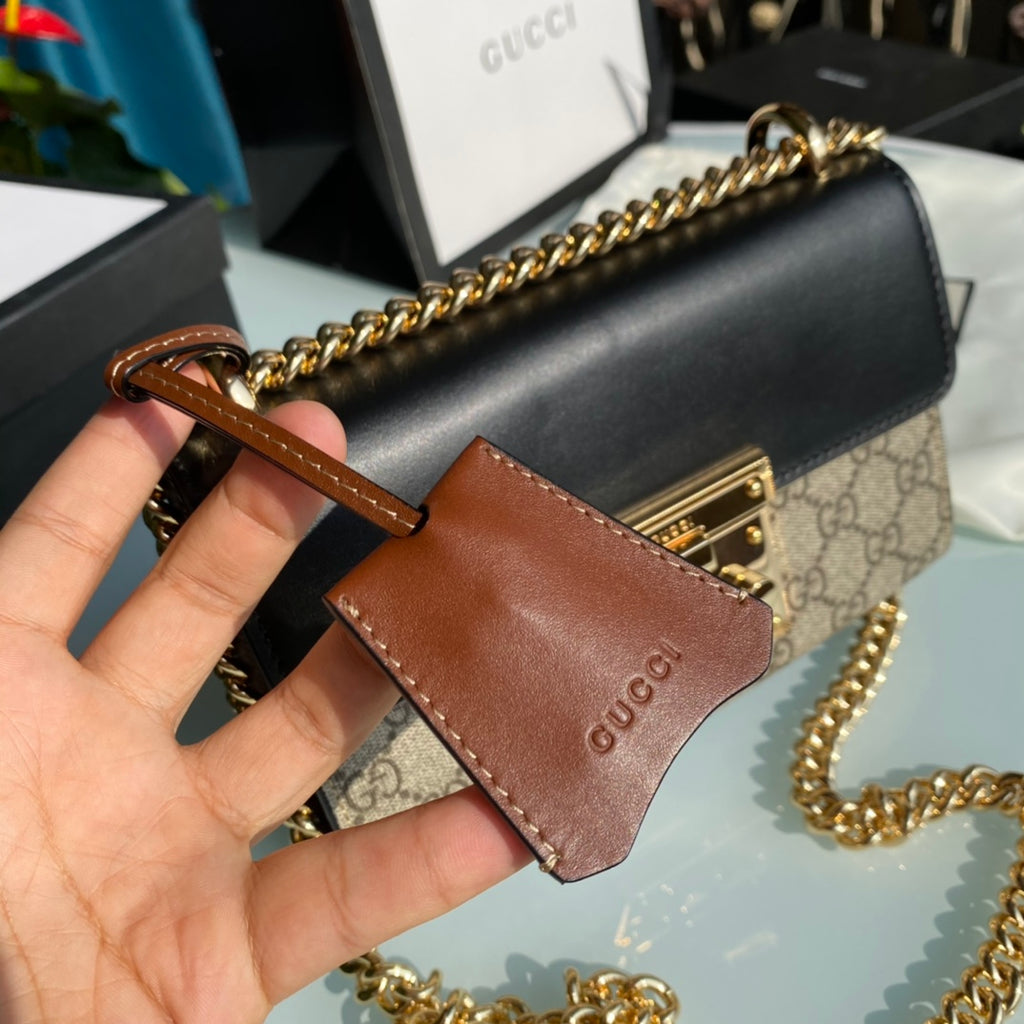 尺寸：20.5*13*7.5cm（55950898）Gucci國外通路貨！現貨❗️古馳Padlock系列小號單肩包！ 最早於2016早春推出Padlock系列富有少女氣息的鏈條包，演繹迷人的意大利風情，結構化的小號GG Supreme高級人造帆布肩背包，配以皮革翻蓋和鑰匙鎖封口。滑鏈帶有多種背法，可在肩背包和手提包之間自由轉換。採用熱壓印Gucci Signature皮革，觸感厚實，印花圖案清晰分明。包包小巧別緻，復古俏麗的外型搭配精緻的金屬搭扣，宛如時光寶盒般炫彩奪目！