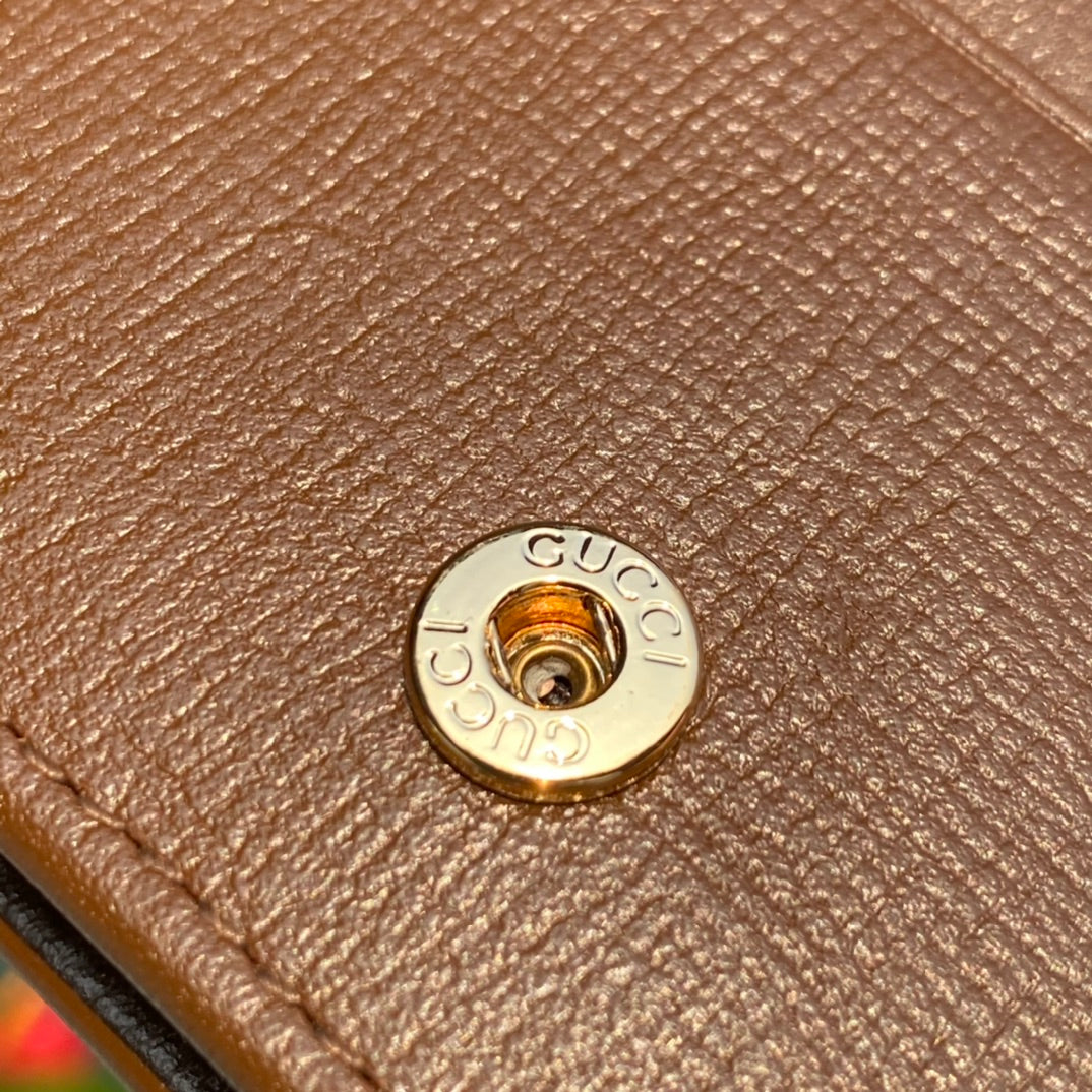 Gucci海外渠道貨1955系列帆布短錢夾！ 尺寸：11*8.5*3cm（42350898） 這款1955系列帆布短款錢夾一直在賣的款式，收到的評價非常高❗️這款由GG Supreme高級人造帆布和棕色皮革材質製成的錢夾，中間的馬銜扣由金屬雙環和一條銜鏈組合而成，包身是經典的雙G老花，是在向60年前古馳的經典手袋致敬，經典老花的部分依舊是高級人造帆布，耐磨耐造、質量絕佳！這款非常實用卻不失該有的風度，是錢夾中to的選擇