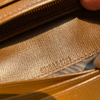 Gucci海外渠道貨1955系列帆布短錢夾！ 尺寸：11*8.5*3cm（42350898） 這款1955系列帆布短款錢夾一直在賣的款式，收到的評價非常高❗️這款由GG Supreme高級人造帆布和棕色皮革材質製成的錢夾，中間的馬銜扣由金屬雙環和一條銜鏈組合而成，包身是經典的雙G老花，是在向60年前古馳的經典手袋致敬，經典老花的部分依舊是高級人造帆布，耐磨耐造、質量絕佳！這款非常實用卻不失該有的風度，是錢夾中to的選擇