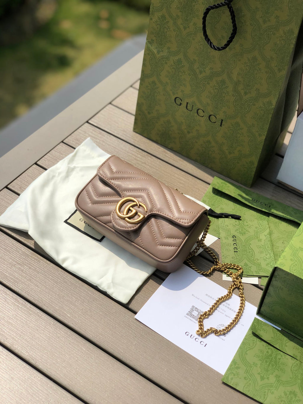 超迷你尺寸：16.5×10×4.5cm（05800898） Gucci海外渠道資源特供❗️超迷你Marmont 古馳這款GG Marmont系列鏈條超迷你手袋,配有鑰匙扣，可用於將此袋綁縛在另外更大的手袋上。採用頗具結構化的柔軟造型，翻蓋扣配以GG金屬配件。金屬配件從70年代經典設計中汲取靈感。採用絎縫人形花紋皮革製作