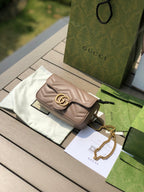 超迷你尺寸：16.5×10×4.5cm（05800898） Gucci海外渠道資源特供❗️超迷你Marmont 古馳這款GG Marmont系列鏈條超迷你手袋,配有鑰匙扣，可用於將此袋綁縛在另外更大的手袋上。採用頗具結構化的柔軟造型，翻蓋扣配以GG金屬配件。金屬配件從70年代經典設計中汲取靈感。採用絎縫人形花紋皮革製作