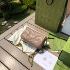 超迷你尺寸：16.5×10×4.5cm（05800898） Gucci海外渠道資源特供❗️超迷你Marmont 古馳這款GG Marmont系列鏈條超迷你手袋,配有鑰匙扣，可用於將此袋綁縛在另外更大的手袋上。採用頗具結構化的柔軟造型，翻蓋扣配以GG金屬配件。金屬配件從70年代經典設計中汲取靈感。採用絎縫人形花紋皮革製作