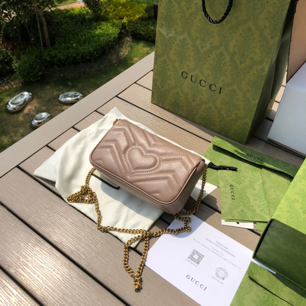 超迷你尺寸：16.5×10×4.5cm（05800898） Gucci海外渠道資源特供❗️超迷你Marmont 古馳這款GG Marmont系列鏈條超迷你手袋,配有鑰匙扣，可用於將此袋綁縛在另外更大的手袋上。採用頗具結構化的柔軟造型，翻蓋扣配以GG金屬配件。金屬配件從70年代經典設計中汲取靈感。採用絎縫人形花紋皮革製作