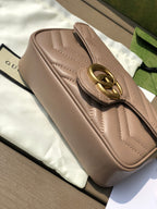 超迷你尺寸：16.5×10×4.5cm（05800898） Gucci海外渠道資源特供❗️超迷你Marmont 古馳這款GG Marmont系列鏈條超迷你手袋,配有鑰匙扣，可用於將此袋綁縛在另外更大的手袋上。採用頗具結構化的柔軟造型，翻蓋扣配以GG金屬配件。金屬配件從70年代經典設計中汲取靈感。採用絎縫人形花紋皮革製作