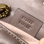 超迷你尺寸：16.5×10×4.5cm（05800898） Gucci海外渠道資源特供❗️超迷你Marmont 古馳這款GG Marmont系列鏈條超迷你手袋,配有鑰匙扣，可用於將此袋綁縛在另外更大的手袋上。採用頗具結構化的柔軟造型，翻蓋扣配以GG金屬配件。金屬配件從70年代經典設計中汲取靈感。採用絎縫人形花紋皮革製作