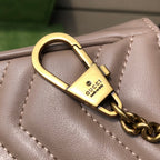 超迷你尺寸：16.5×10×4.5cm（05800898） Gucci海外渠道資源特供❗️超迷你Marmont 古馳這款GG Marmont系列鏈條超迷你手袋,配有鑰匙扣，可用於將此袋綁縛在另外更大的手袋上。採用頗具結構化的柔軟造型，翻蓋扣配以GG金屬配件。金屬配件從70年代經典設計中汲取靈感。採用絎縫人形花紋皮革製作