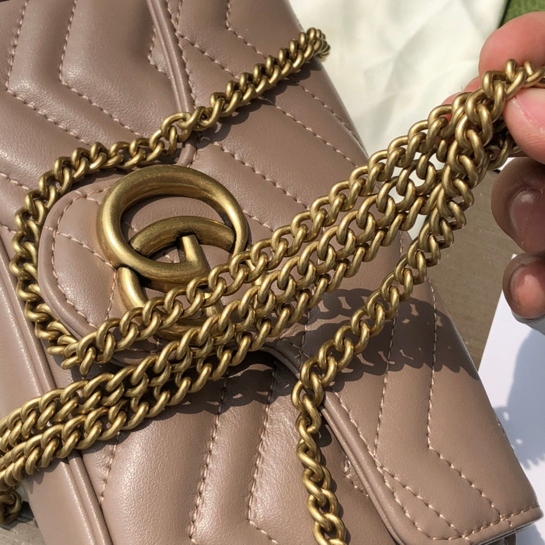 超迷你尺寸：16.5×10×4.5cm（05800898） Gucci海外渠道資源特供❗️超迷你Marmont 古馳這款GG Marmont系列鏈條超迷你手袋,配有鑰匙扣，可用於將此袋綁縛在另外更大的手袋上。採用頗具結構化的柔軟造型，翻蓋扣配以GG金屬配件。金屬配件從70年代經典設計中汲取靈感。採用絎縫人形花紋皮革製作