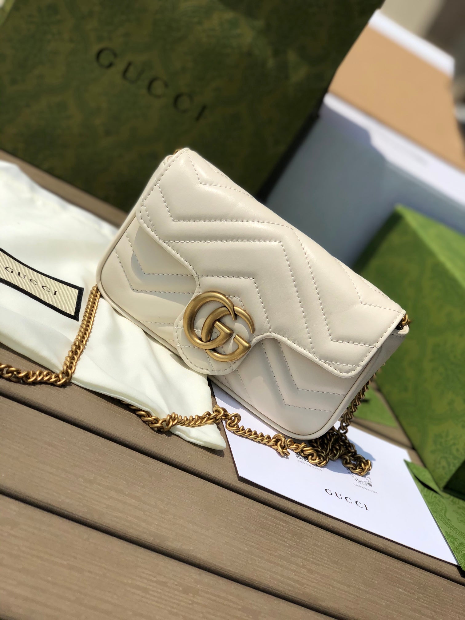 超迷你尺寸：16.5×10×4.5cm（05800898） Gucci海外渠道資源特供❗️超迷你Marmont 古馳這款GG Marmont系列鏈條超迷你手袋,配有鑰匙扣，可用於將此袋綁縛在另外更大的手袋上。採用頗具結構化的柔軟造型，翻蓋扣配以GG金屬配件。金屬配件從70年代經典設計中汲取靈感。採用絎縫人形花紋皮革製作