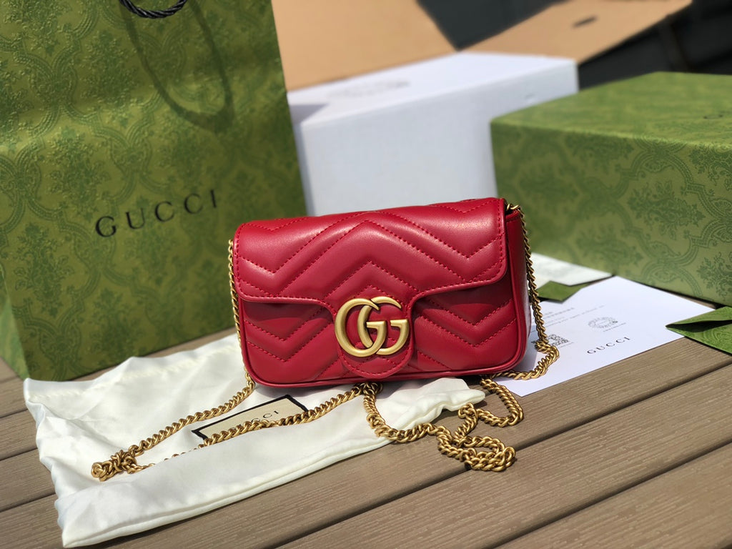 超迷你尺寸：16.5×10×4.5cm（05800898） Gucci海外渠道資源特供❗️超迷你Marmont 古馳這款GG Marmont系列鏈條超迷你手袋,配有鑰匙扣，可用於將此袋綁縛在另外更大的手袋上。採用頗具結構化的柔軟造型，翻蓋扣配以GG金屬配件。金屬配件從70年代經典設計中汲取靈感。採用絎縫人形花紋皮革製作