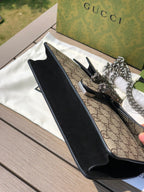 （571150898）尺寸：25×13.5×7cm GUCCI海外渠道資源特供酒神❗️這款Dionysus系列小號肩背包飾有經典GG Supreme帆布環保材料，雙G圖案和絨面材質滾邊細節。包上精心點綴品牌標誌性的飾水晶虎頭搭扣元素，其靈感源自希臘酒神狄俄尼索斯，在神話傳說中，他身騎宙斯派來的老虎跨越底格里斯河，閃亮水晶裝飾令搭扣更顯奢華氣息。滑動鍊帶打造多樣化的背法，可在肩背、斜背和手提之間自由轉換。